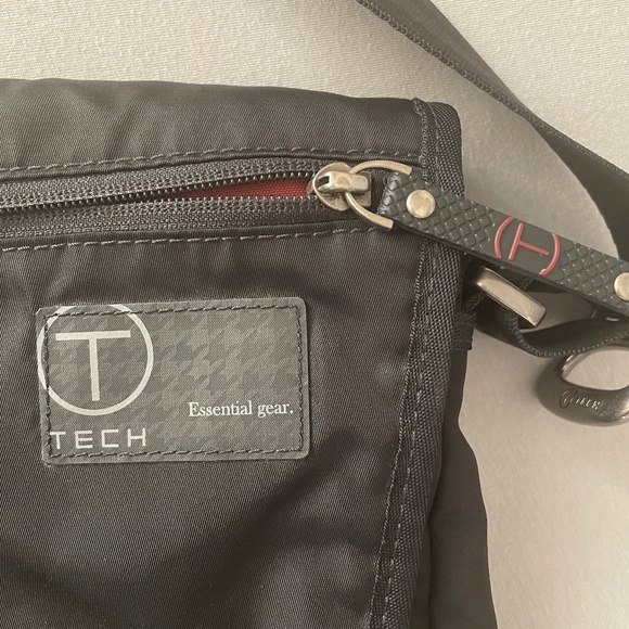 T-Tech by TUMI Essential Gear "Lewis Small Flap Crossbody" Bag - Picture 12 of 13